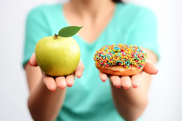 Zu gesunden Ernährung gehört es auch auf raffinierten Zucker (z. B. in Süßigkeiten) zu verzichten und auf frischen Obst und Gemüse zu schwenken.