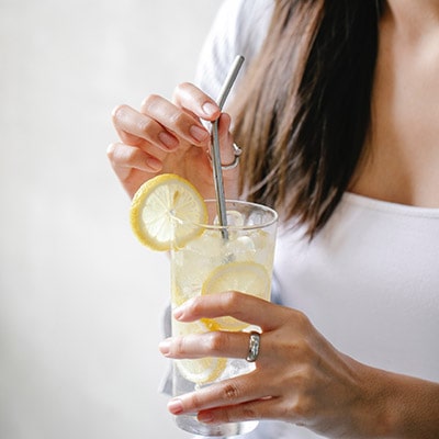 Zuckerfreie Getränke oder Wasser mit einem Spritzer Zitrone?